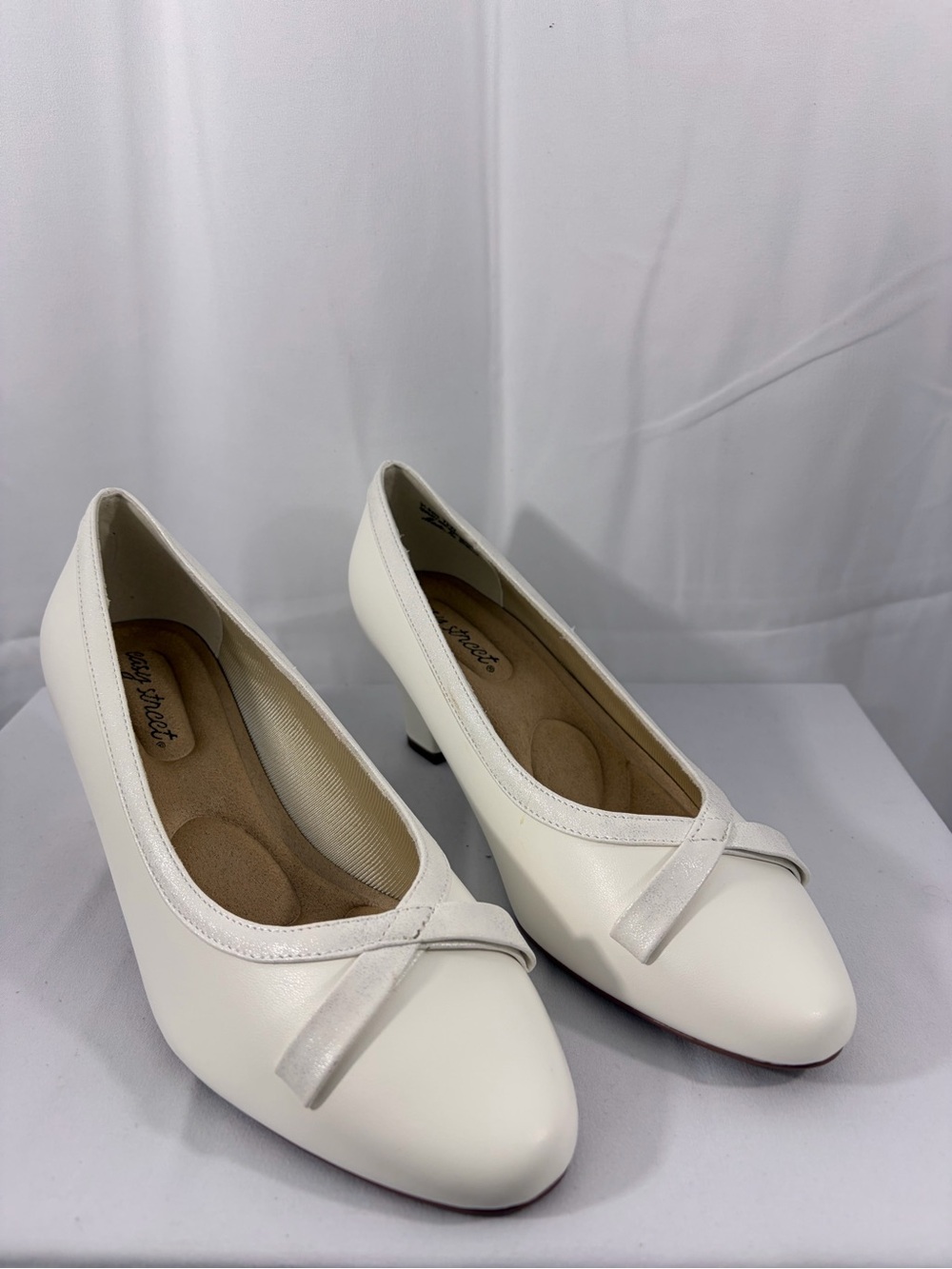 NWT easy street Women’s Size 7.5W White Low Heel Pump with Bow Accent